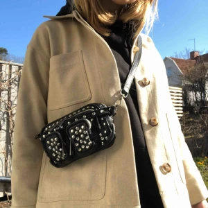  - Snygg och stilren väska från Nunoo bag. Liten och svart med nitar. Hör av er för frågor!