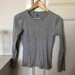  - Tommy Hilfiger tröja köpt i USA, använd fåtal gånger. Sitter jättefint på. Stretchiga matreal 
