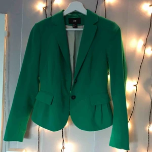 Grön kavaj  - En snygg kavaj i färgen grön använde den förut men har växt ur den nu. 