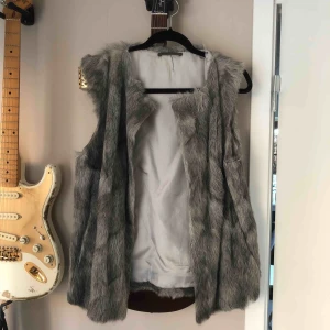  - 🖤 Vintageväst i päls. Så snygg över skinnjackan i vår! 🖤  Vintageväst som saknar märkning, men passar mig som har strl 38. Har fickor, går ej att stänga.   Frakt ingår i priset!