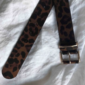  - Coolt bälte från bershka i leo mönster. Snygga gulddetaljer. Knappt använd. Frakt tillkommer. Skriv om frågor. 
