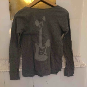  - Tröja från Zadig Voltaire men en elgitarr på baksidan  