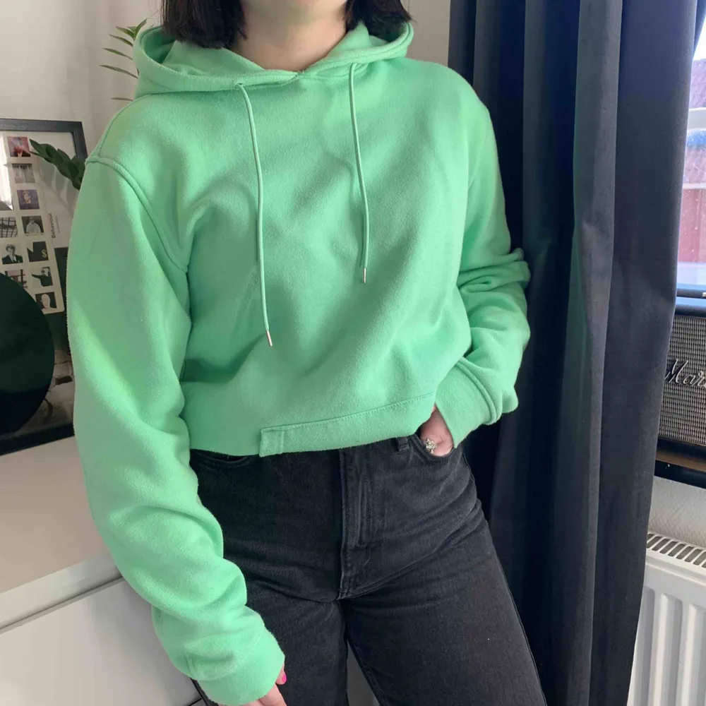 Neongrön hoodie från Carlings i storlek M men passar även S, lite nopprig men inget som stör mig eller någon jag tänker på, köpt för 399kr men säljer för 150 + frakt, köparen står för frakten . Hoodies.