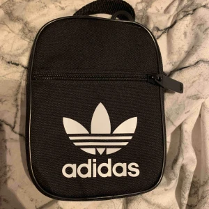  - Adidas väska från adidas.  Har ingen användning.  Köpare står för frakt
