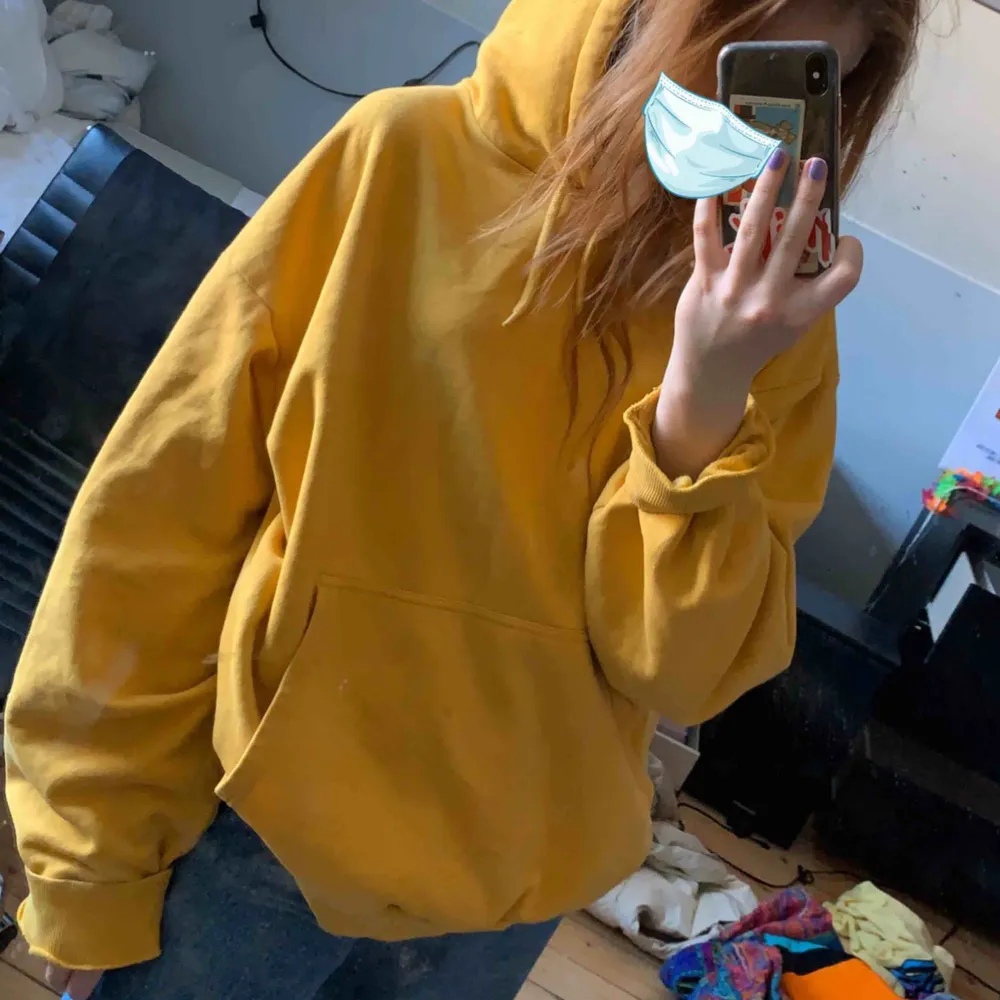 En oversized gul hoodie från weekday! älskar denna men har tröttnat lite på färgen och därför säljer jag den nu🤩 luvan är stor, köparen står för frakt men skriv till mig om du har annat prisförslag💓. Hoodies.