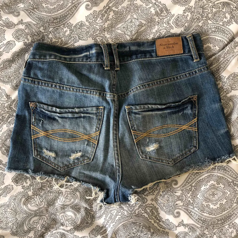 Supersnygga jeansshorts från abercrombie som tyvärr blivit försmå. Verkligen perfekta till sommaren🥰😊. Shorts.