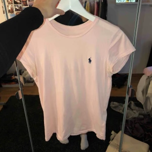 - Rosa Ralph lauren tshirt! Använd men ändå fin❣️