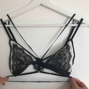  - Aldrig använd bralette, ljus med svart broderi. Straps över bröst och under. Frakt tillkommer eventuellt 💗⚡️