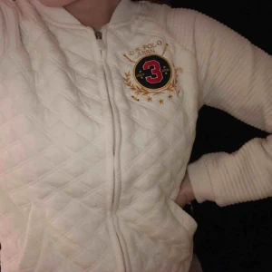  - Tunn Ralph Lauren jacka.  Jättefin och skön med teddy material på insidan:)  I storlek S och säljs för 170kr.  Kan mötas upp i Stockholm annars står köpare för frakt☺️