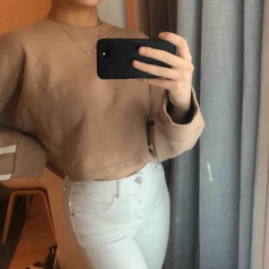  - Beige långärmad kort tröja från BIKBOK i storlek XS