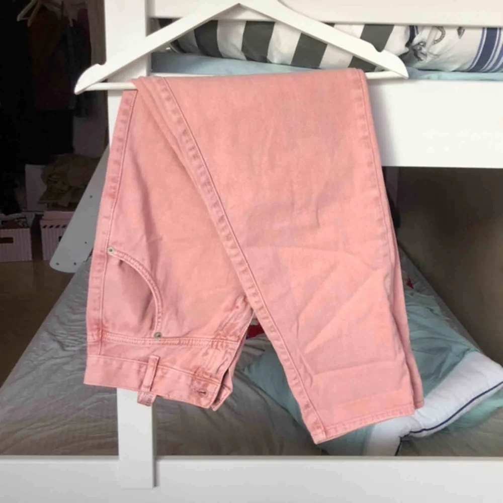 Oanvända rosa high-waisted jeans från Pull&bear, nypris: 399kr. Kontakta mig gärna om ni har frågor! Köparen står för frakten: 63kr. Jeans & Byxor.