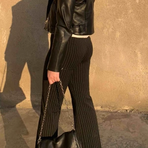  - Raka randiga kostymbyxor, sitter bra i längden på mig som är 170cm 🤜🏼💜💗