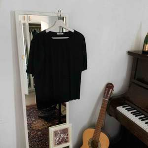 Enkel tröja i storlek L köpt från Vila.💜