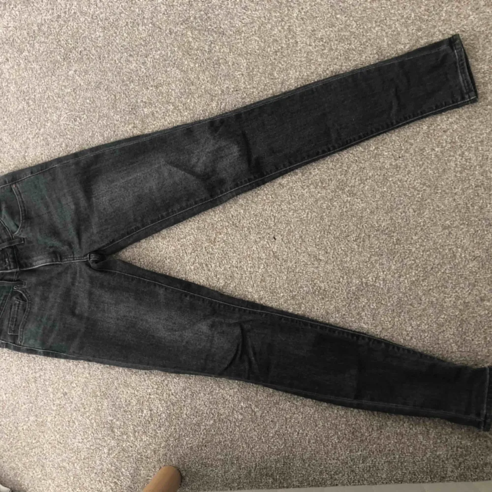 Ett par svarta skinny jeans från Levis i modellen 711 skinny. Storlek w24 och L30. Sparsamt använda så väldigt bra skick. . Jeans & Byxor.