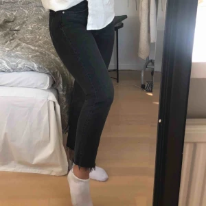  - Gråa Zara jeans i avklippt model, i storlek 38 men mer som 36! Nypris 399 