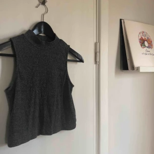  - Topp från H&M, knappt använd. Köparen står för frakt 🤠