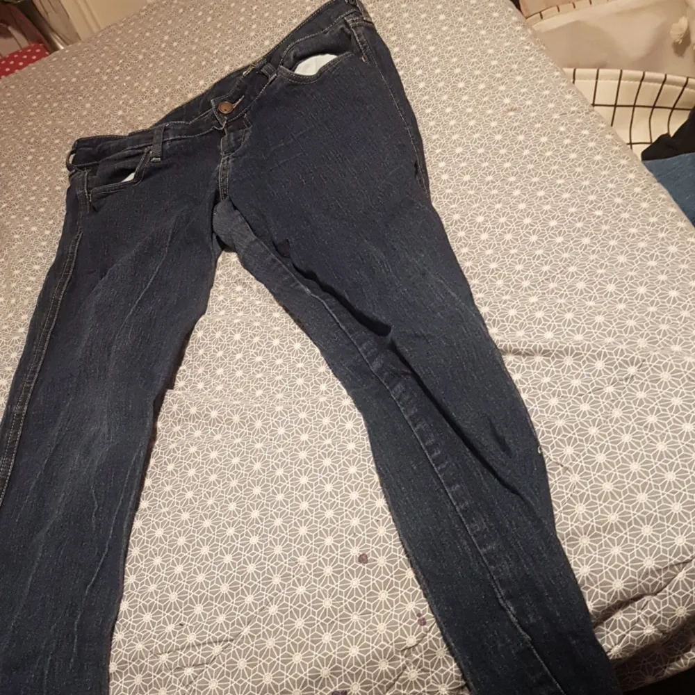 De här et t par mörkblå jeans.. Jeans & Byxor.