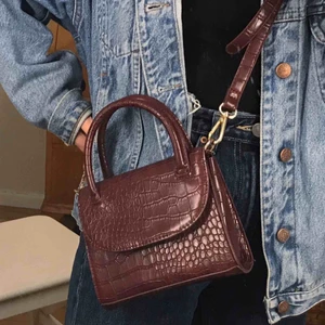 Väska - Superfin vinröd väska (ljuset på bilden ger lite felvisande bild av färgen på väskan). Var ett av mina många spontanköp vilket tyvärr gjort att den aldrig blivit använd. Nu letar väskan efter en ny ägare. Vid intresse kan fler bilder skickas💄💋