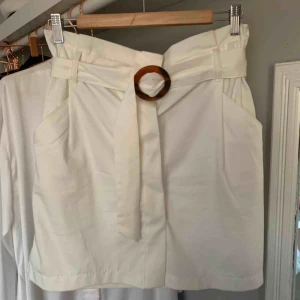  - Kjol med spänne från Zara. Använd en gång så är i nyskick. 