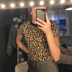  - 2 st leopard mönstrade tröjor från hm✨1 för 45kr, båda för 70kr. Står ej för frakt