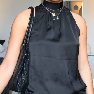  - Supergulligt linne i siden-material. Knyts baktill, köpare står för frakt 🦋