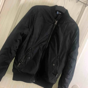 Bomberjacka  - Säljer min bomberjacka som inte används mer, den är i nyskick, möts upp i Göteborg eller står köparen för frakt 
