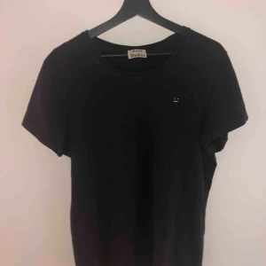  - Populär, svart T-shirt från Acne Studios. Den sitter oversized på mig som i vanliga fall är small. 🌟 kan förhandla pris!