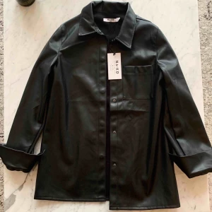  - Lägger ut denna på nytt utan budgivning, först i kvarn gäller istället!! Skitsnygg skinnskorta från nakd, helt slutsåld och använd endast en gång. Kan mötas upp norr om Stockholm (Danderyd, Täby) annars tillkommer frakt🥰Nypris: 600kr 