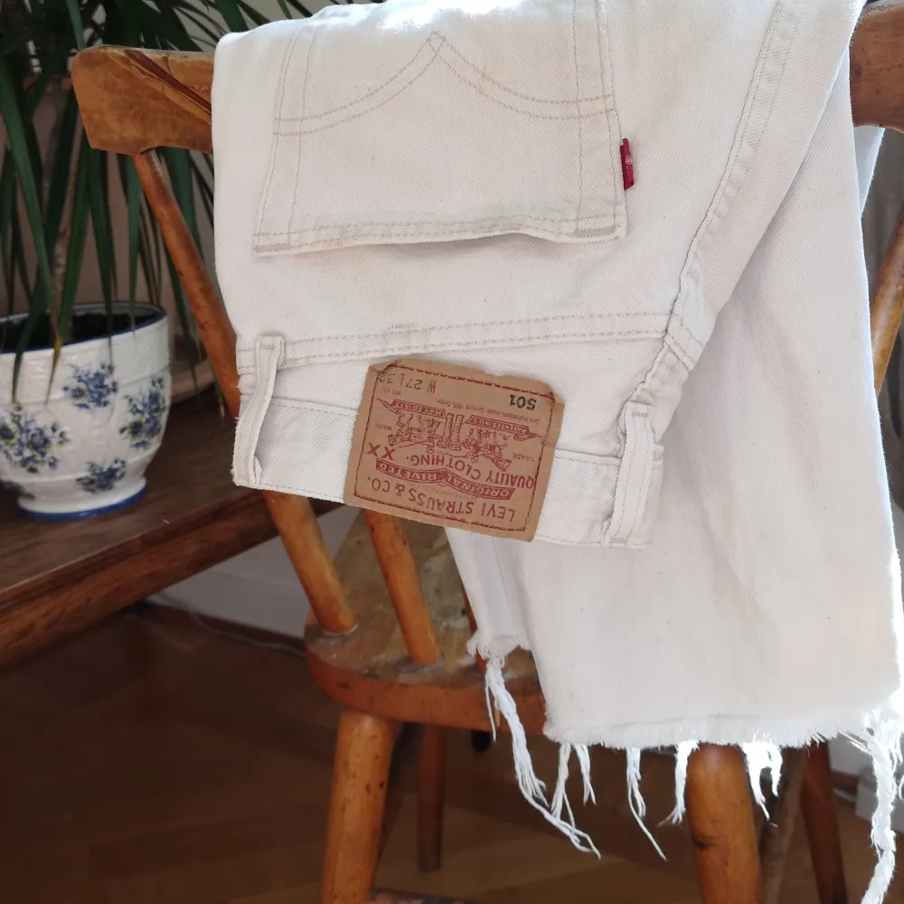 Favoritjeansen som tyvärr inte ens går att knäppa längre. Klassiska modellen 501, världens snyggaste fit. Raka i benen, kramar åt rumpan perfekt. Snyggt avklippta till ankeln på mig som är 170cm. Små i storleken!! Passar någon som drar 25. . Jeans & Byxor.