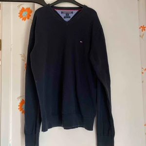  - Super mjuk sweatshirt från Tommy Hilfiger. Herrmodell, men supersnygg att matcha med ett par slitna jeans, ett par schyssta sneakers, en liten väska och massa smycken! Frakt är inkluderat i priset 💕
