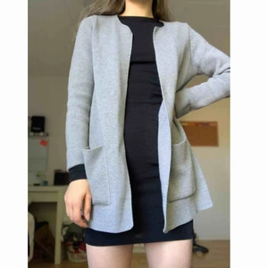  - Använd 2-3 gånger, jättefint skick! Stilren och skön kofta. Passar XS-S Köparen står för frakten