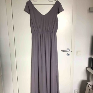 - Superfin långklänning i gammel-lila i storlek M. Endast använd en gång. Nypris var ca 600kr