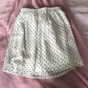  - Prickig, söt kjol som inte kommer till användning tyvärr...💕