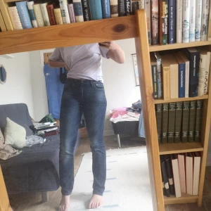 Mörkblå Levi's  - Knappt använda Levi's! Mörkblå med lite stentvättning på lår, rumpa och knän! Köpta för 750 kr! 