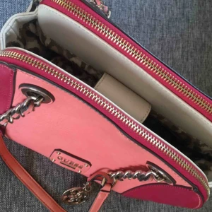  - Guess väska  275:-  Köparen betalar för frakt 