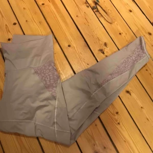  - Adidas x Stella McCartney träningstights. De är mycket mer rosa i verkligheten (sista bilden visar den riktiga färgen!) ✨