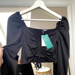 Topp med dragsko - Helt ny! Stl S❤️ kan bjuda på frakten vid smidig affär.