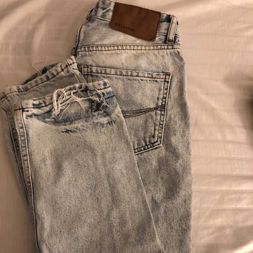 Sköna ljusblå jeans från PULL & BEAR med ”hål” nere vid benet. Stl 32 men sitter mer som 34. 80kr plus frakt :) . Jeans & Byxor.