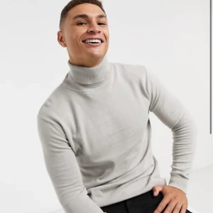 Brave Soul tröja med polokrage. - Tröja säljes. Råkade beställa 2 identiska. Tröjan är ej använd, inte ens provad. Färg: beige/grå. Tröjan köptes från Jack&Jones, väldigt bra & mysig kvalitet för höstkylan. 