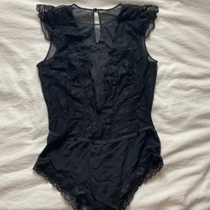Svart spetsbody från H&M - Säljer en svart spetsbody från h&m i storlek S! Används enstaka gång och köparen får stå för frakten!🍒