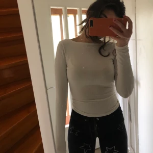 Tröja med öppen rygg - Vit tröja från Ginatricot med öppen rygg!! Används inte längre. Skick 9/10