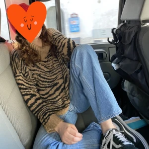 Stickad tröja  - Säljer denna super snygga tröjan då den är för liten🥺Skriv för fler bilder💓 pris kan diskutera passar om du är xs 