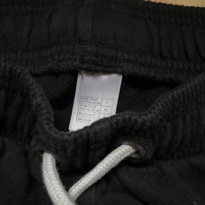 Mjukis  - Ett par mjukis som min lillebror haft . dem behöver tvättas för såg på bilden att dem va lite smutsiga, rätt stora men de finns snören o jag har lånat dem  nån gång som är S-M o dem e inte överdrivet stora.