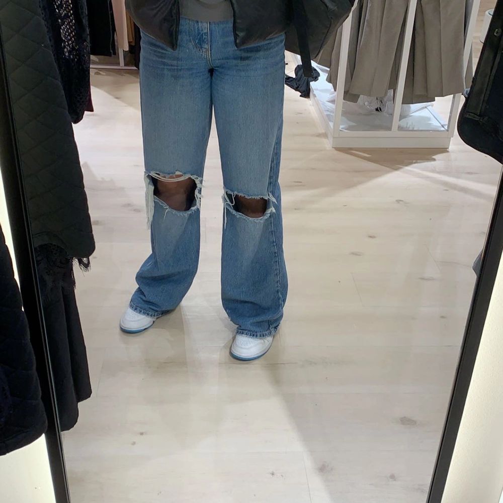 Tänkte kolla om det fanns något intresse på mina Idun wide jeans. Slutsålda i de flesta storlekar, passar perfekt för xs/s. Hör av er vid seriöst intresse💕 Köpta för 599 kr. Jeans & Byxor.