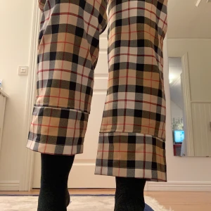 Rutiga y2k byxor!! - Dessa ingick i en y2k style bundle jag köpte på depop, men var tyvärr för små för mig i midjan😭😭 vilket fick mig att gråta för de är verkligen SÅ snygga!! Finns ingen storlek utskriven men uppskattar dem till en XS/34 - skriv till mig för mått. Är vintage tror jag men skicket är helt nytt, nog aldrig använda💞 