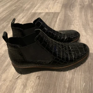 Skor - Storlek 36. Använda 2 gånger ungefär. Jättefina, och perfekta till höst/vinter. 