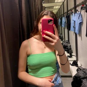 Söt grön topp från zara - Säljer den här super snygga grön toppen från zara i storlek M passar xs-m skulle jag säja❤️ så snygg skriv för fler bilder 