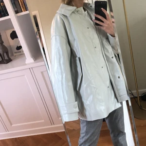 Jacka  - Weekday jacka, i en vitgrå färg. Oversized