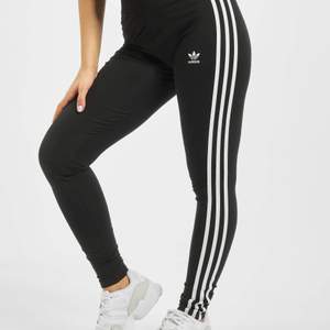 Säljer nu dessa fina adidas tights i Strl S, superfint skick💓