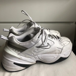 Nike Mk2 techno  - Mina kära nike skor som tyvärr inte används längre. De är hela på både in- och utsida men är som sagt använda. Det smutsiga tyget går enkelt att putsa av! Går att frakta (köpare står för frakten) men möts helst upp i Malmö/Lund!